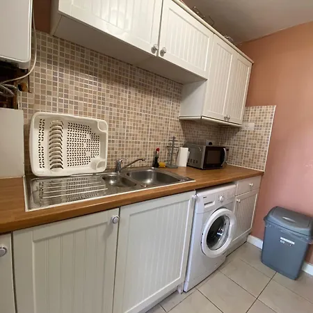 Bright Three Bedroom Home With Free Parking And Wifi Apartament *