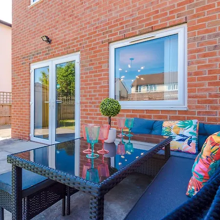 Villa Stunning House In For Business & Leisure - Wi-fi & Parking By Purestay Serviced Mánchester