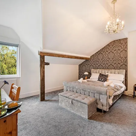 Pass The Keys Old Trafford 4-bedroom Retreat Near United & Centre - Family-friendly Holiday home *
