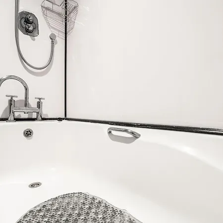 Free Parking - Immaculate 1bd Flat - Salford Quays Apartment