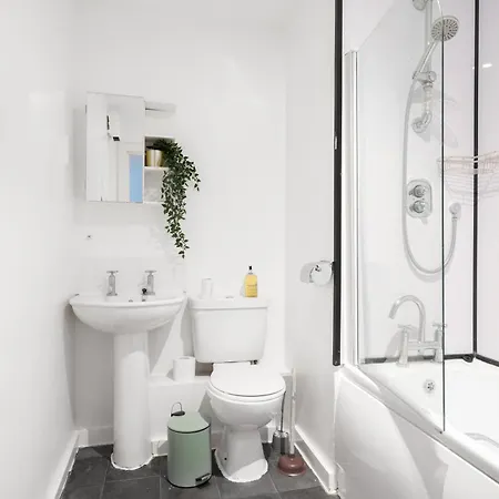 Free Parking - Immaculate 1bd Flat - Salford Quays Apartment