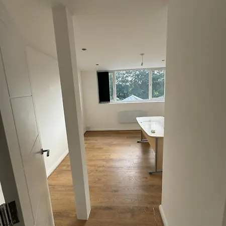 Sophisticated & Stylish Flats Near Airport *