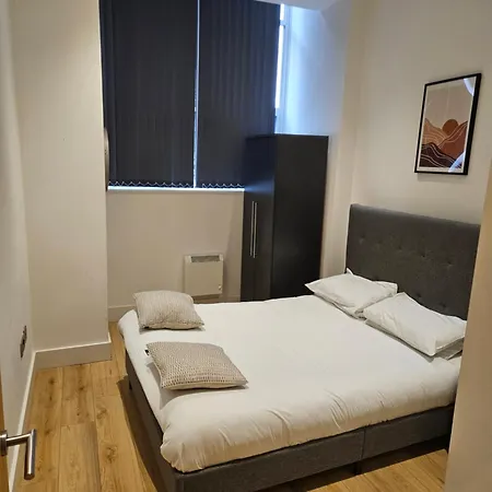 Two Bedrooms Center Apartment Manchester