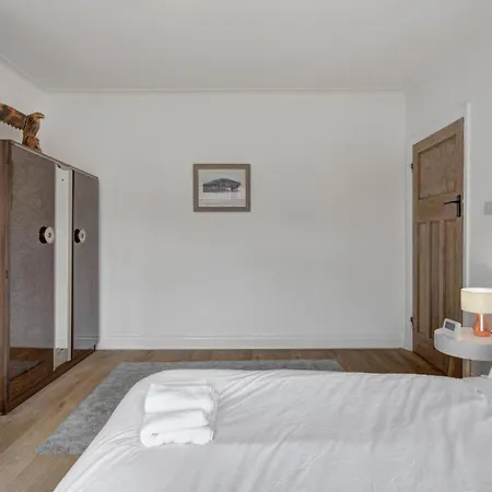 Stylish Family In Old Trafford, - Pass The Keys