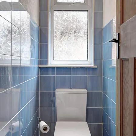 Stylish Family In Old Trafford, - Pass The Keys