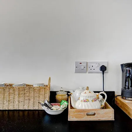 Stylish Family In Old Trafford, - Pass The Keys