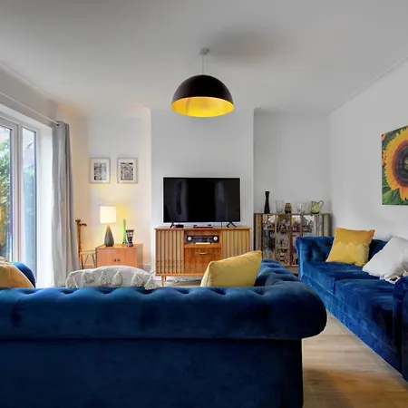 Stylish Family In Old Trafford, - Pass The Keys *