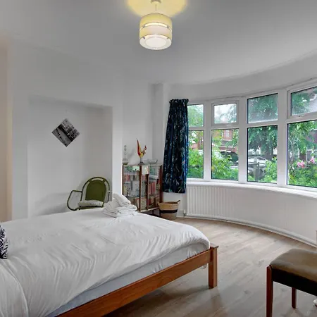 Stylish Family In Old Trafford, - Pass The Keys Holiday home *