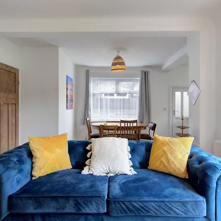 Pass The Keys Stunning Stylish Family Ferienhaus Manchester