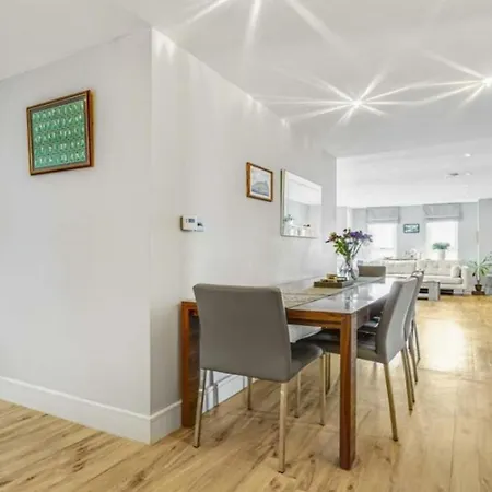 Apartament Large 4 Bed Flat