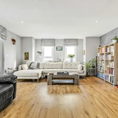 Large 4 Bed Flat