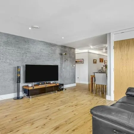 Large 4 Bed Flat