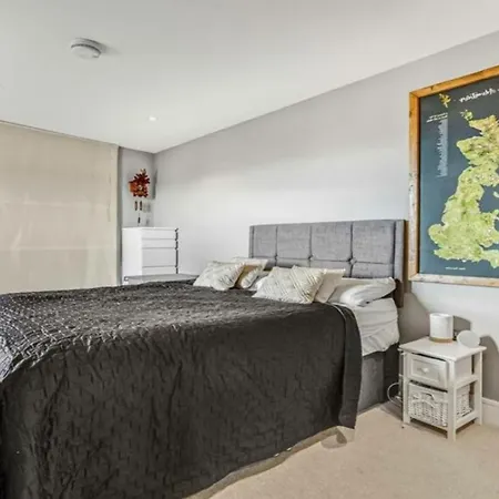 Large 4 Bed Flat