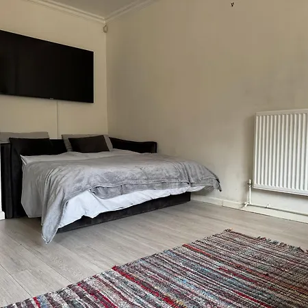 Modern Home, Beautiful Spacious Garden, Centre Netflix Manchester