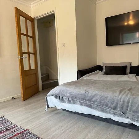 Modern Home, Beautiful Spacious Garden, Centre Netflix