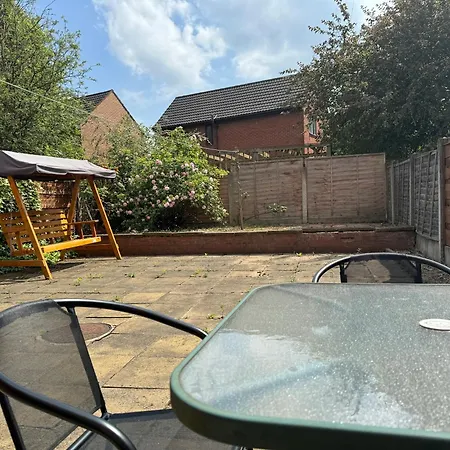 Modern Home, Beautiful Spacious Garden, Centre Netflix Holiday home