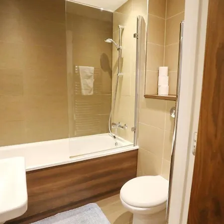 Stunning Flat Mins From Shops Centre Pass The Keys *