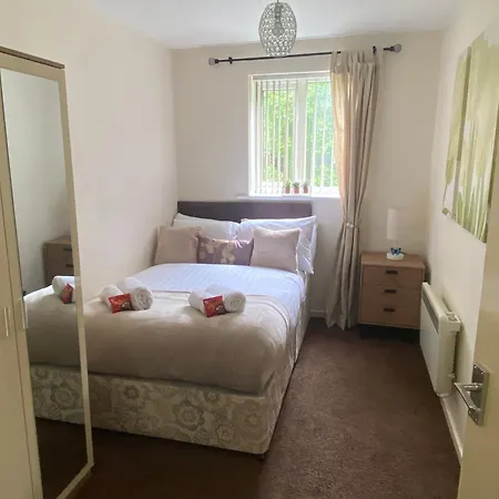 Lovely 2 Dbl Bed Near Heaton Park And North Hospital With Parking