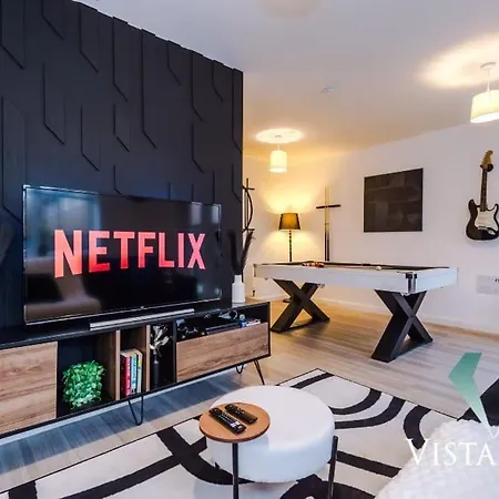 3bdr House By Vista Short Lets & Serviced With Pool Table And Driveway Parking *