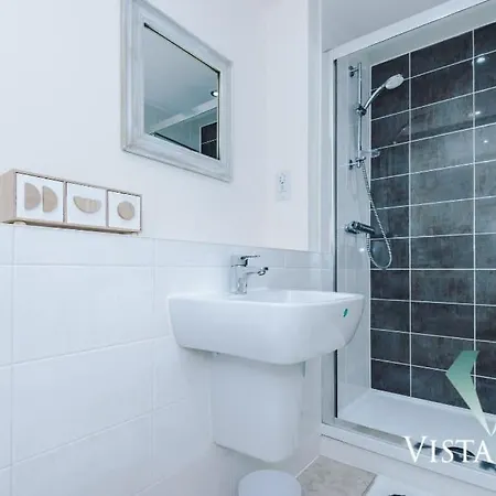 Modern 3 Bed House In With Pool Table And Driveway Parking By Vista Short Lets