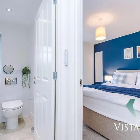 Modern 3 Bed House In With Pool Table And Driveway Parking By Vista Short Lets 펜션 *