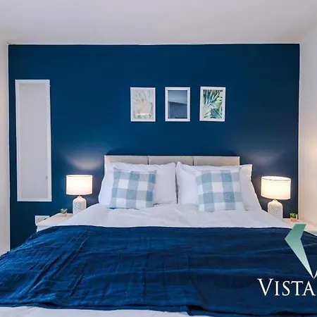 Modern 3 Bed House In With Pool Table And Driveway Parking By Vista Short Lets 別荘 *