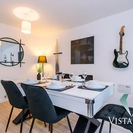 Modern 3 Bed House In With Pool Table And Driveway Parking By Vista Short Lets マンチェスター