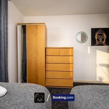 Cosy 4-bed House, Garden, Free Parking & Wifi アパート