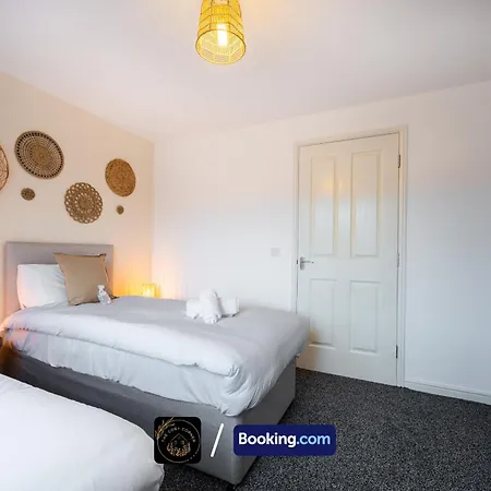 Cosy 4-Bed House L Garden L Free Parking L Wifi L Specious L Hosted By The Cosy Corner Nationwide Mánchester