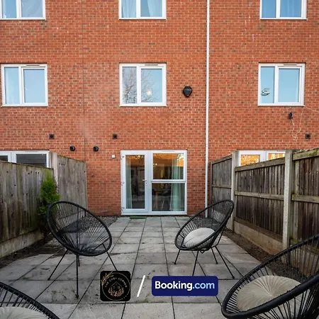Cosy 4-bed House, Garden, Free Parking & Wifi * マンチェスター
