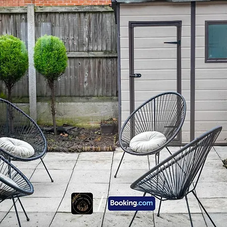 Cosy 4-Bed House L Garden L Free Parking L Wifi L Specious L Hosted By The Cosy Corner Nationwide *