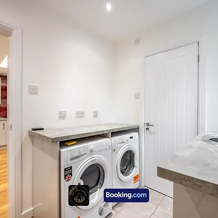 Cosy Corner: 3-bedroom House With Garden And Free Parking Apartment