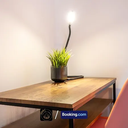 Cosy Corner: 3-bedroom House With Garden And Free Parking
