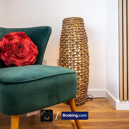 Cosy Corner: 3-bedroom House With Garden And Free Parking Apartment