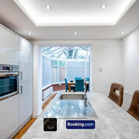 Cosy 3-bed House, Garden & Free Parking In Stretford