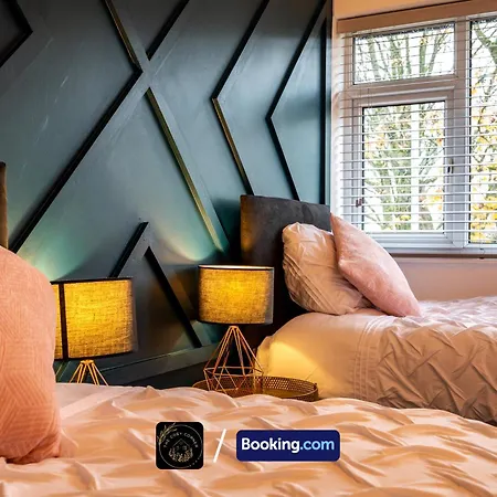 Cosy Corner: 3-bedroom House With Garden And Free Parking *