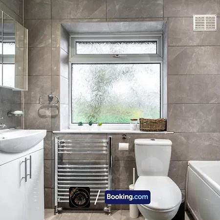 アパート Cosy 3-bed House, Garden & Free Parking In Stretford *