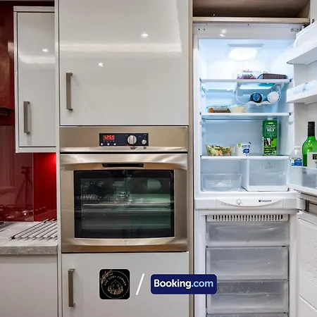 דירה Cosy 3-bed House L Garden L Free Parking L Stretford L Sleeps 7 L Book Today With The Cosy Corner Nationwide מנצ'סטר