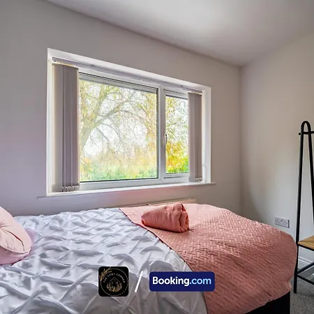 Cosy Corner: 3-bedroom House With Garden And Free Parking