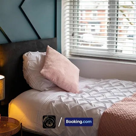 Cosy 3-bed House, Garden & Free Parking In Stretford アパート マンチェスター