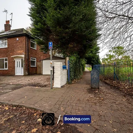 Cosy 3-bed House, Garden & Free Parking In Stretford *