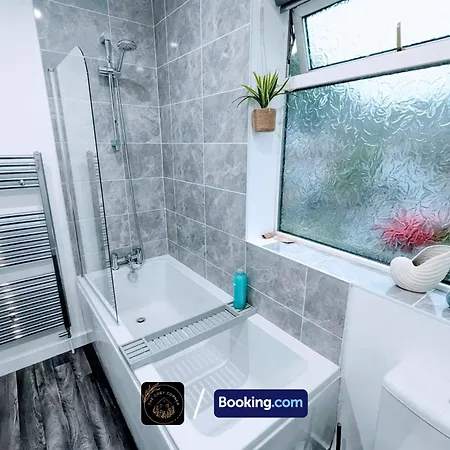 Modern 4-bed House, Free Parking & Wifi In Swinton מנצ'סטר