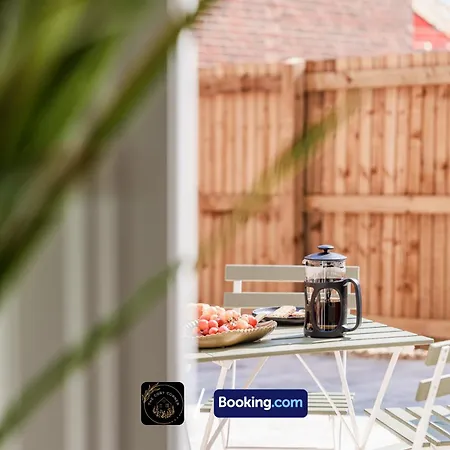 Apartment 3-bed House L Free Parking L Wifi L Your Away From Hosted By The Cosy Corner Nationwide