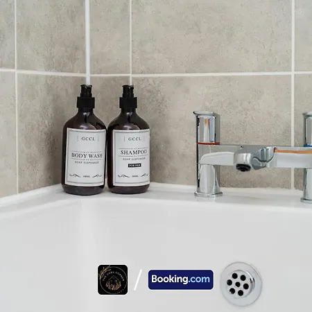Apartment 3-bed House L Free Parking L Wifi L Your Away From Hosted By The Cosy Corner Nationwide *