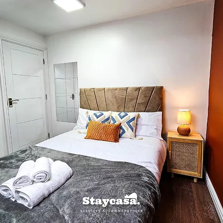 Modern & Spacious 5-bedroom House With Game *