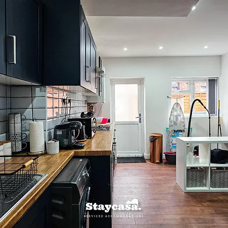Tatil Evi Modern & Spacious 5-bedroom House With Game *