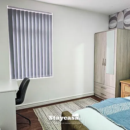 Modern & Spacious 5-bedroom House With Game Manchester