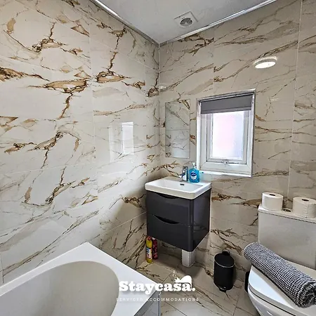 Tatil Evi Modern & Spacious 5-bedroom House With Game