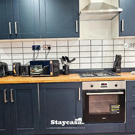Modern & Spacious 5-bedroom House With Game Manchester