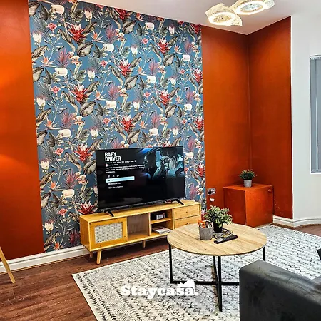Tatil Evi Modern & Spacious 5-bedroom House With Game